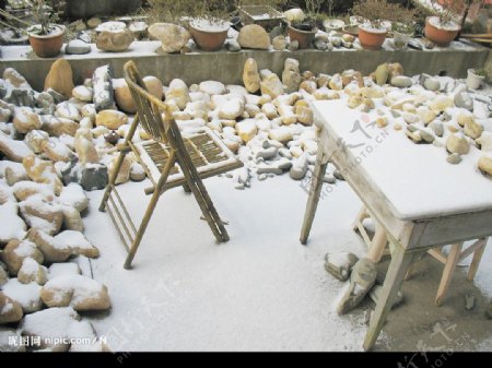 雪天石头椅子图片