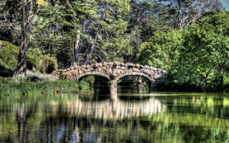 豪华农场庄园别墅里的石头拱桥图片