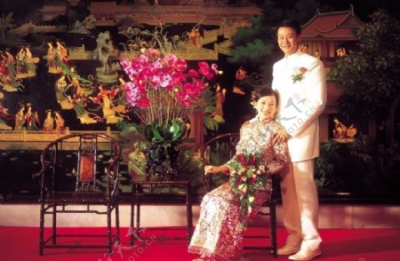 中式婚礼壁画新娘新郎坐古典红木家具酸枝家具花球传统偎依台花图片