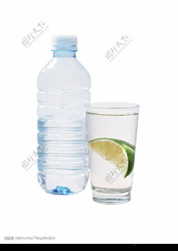 纯净水和杯子图片