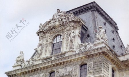 巴黎卢浮宫广场及建筑局部图片
