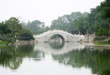 济宁公园水上拱桥图片
