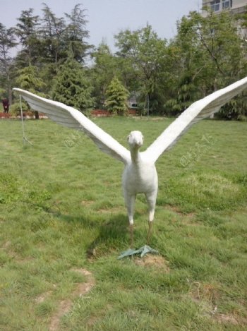 展翅飞翔的雕塑白鹤图片