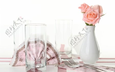 清新淡雅玫瑰餐具图片