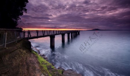 夕阳铁桥图片