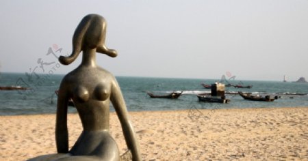 海滩上的雕像图片