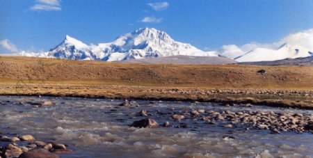珠峰珠穆朗玛峰溪水溪流小溪石头高原平原荒原高原雪山图片