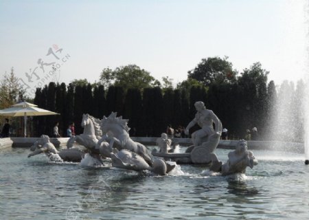 西方人物雕塑水景图片