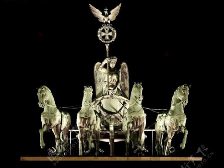 四马战车雕像的夜景图片