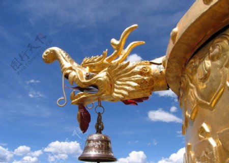 藏式寺院龙首飞檐图片