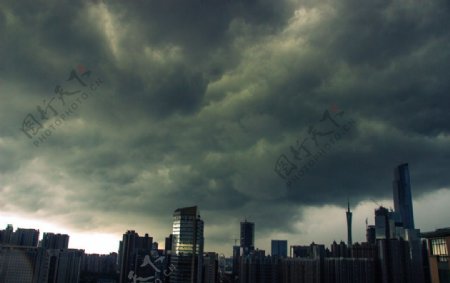 乌云压顶的广州图片