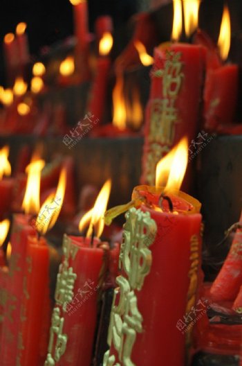 寺庙里的蜡烛图片