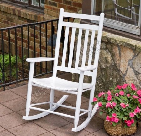 花园摇椅白色露台盆栽花房子图片
