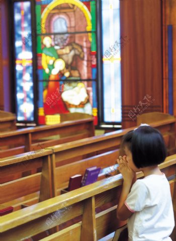 小女孩祈祷图片