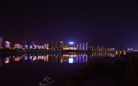 热闹城市宁静夜景图片