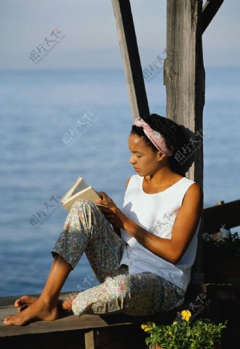 海边看书的女孩图片