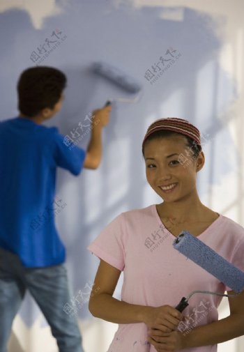 恋人粉刷房子图片