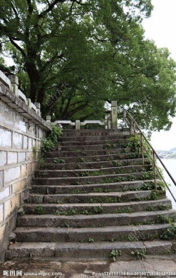 漓江边的楼梯图片
