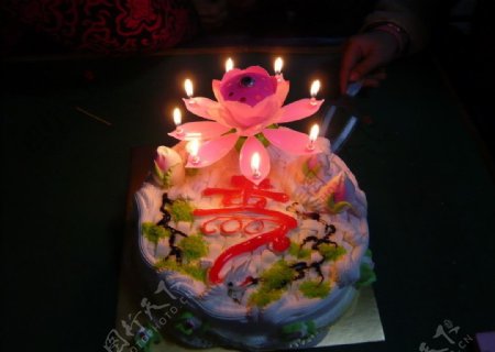 带寿字的生日蛋糕图片