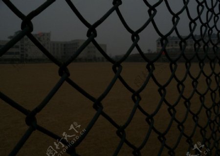 球场边的铁围栏图片
