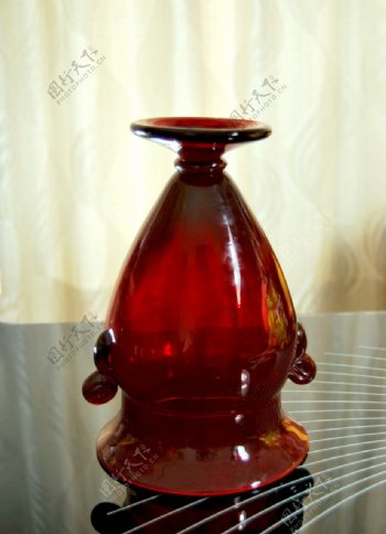 红玻璃花瓶图片
