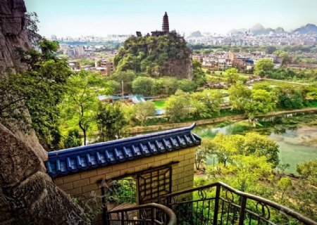 桂林穿山岩远瞰寿佛塔图片