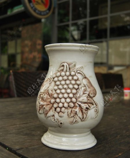 古典凸纹立体葡萄图案花瓶图片