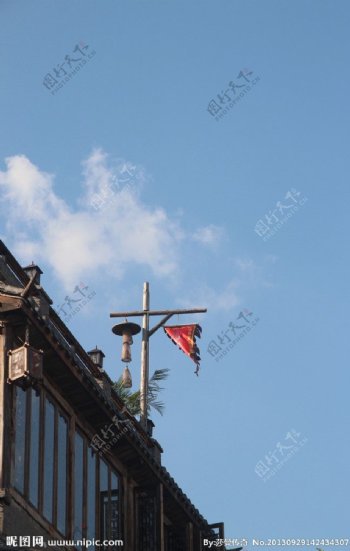 蓝天白云下飘扬的旗帜图片