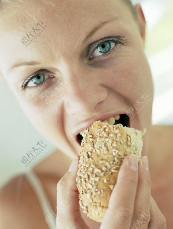 吃饼干的女人图片