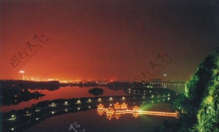 星湖夜景图片