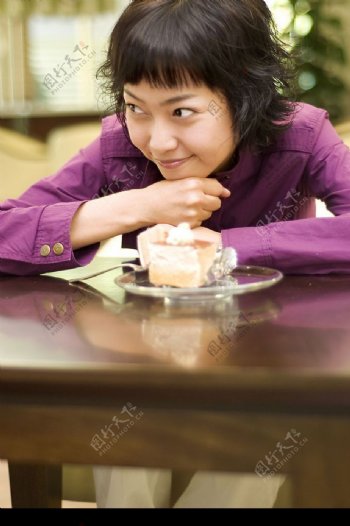 女吃东西年轻开心蛋糕图片