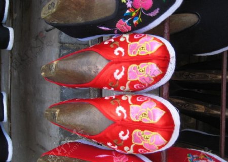 绣花鞋红色花纹图片