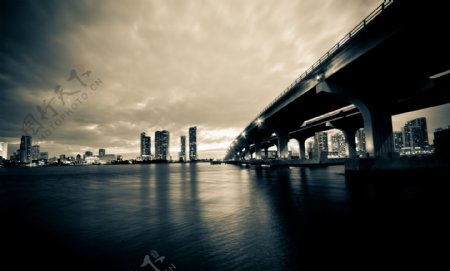 傍晚跨海大桥灰色系图片
