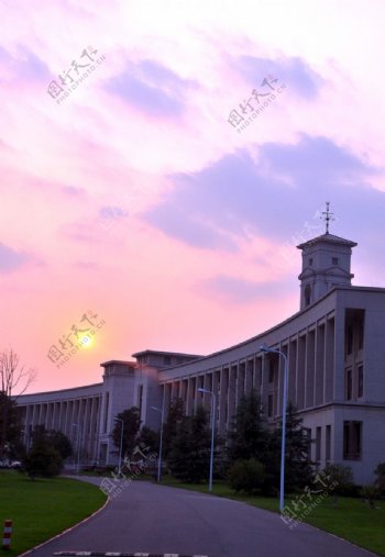 夕阳下的宁波诺丁汉大学钟楼图片