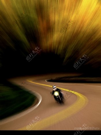 摩托车夜间驾驶图片
