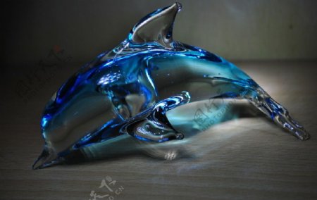 蓝色水晶海豚图片