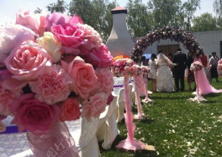 草坪婚礼粉色系图片