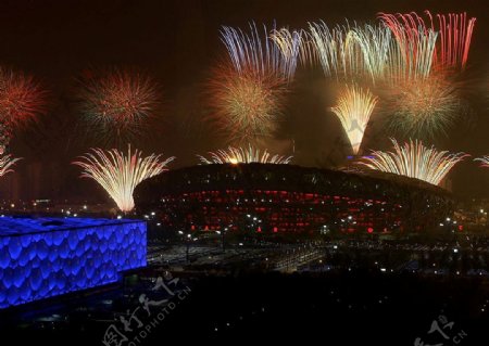 奥运会开幕式水立方边的鸟巢焰火图片