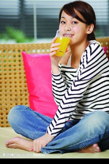 美少女座藤椅喝饮料图片