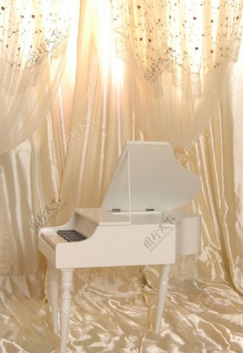 窗帘白色钢琴图片