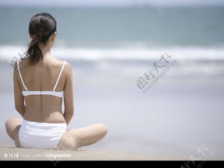 美丽海滩美丽青年瑜珈图片