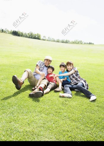 绿草地上一家人图片