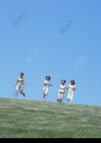 少女在草地上奔跑图片