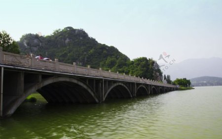 石桥河边图片