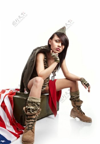 坐在军火箱上的女兵图片