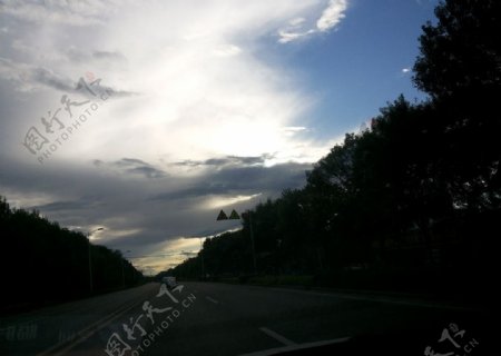 云层后的太阳光芒图片