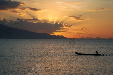 夕阳下渔夫图片