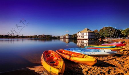湖水别墅彩色皮划艇图片