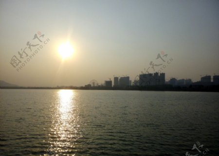夕阳梅溪湖图片
