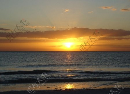 夕阳大海图片